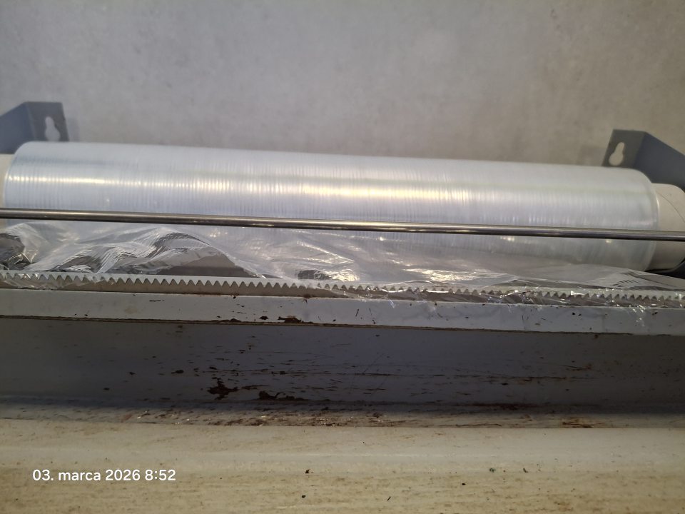 Nevyhovujúci hygienický stav-porušená celistvosť povrchového náteru držiaka na strečovú fóliu určenú na balenie krájaných mäsových a mliečnych výrobkov.