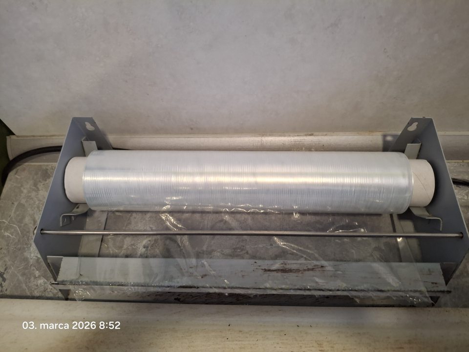 Nevyhovujúci hygienický stav-porušená celistvosť povrchového náteru držiaka na strečovú fóliu určenú na balenie krájaných mäsových a mliečnych výrobkov