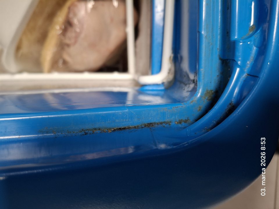 Znečistenie vodiacej lišty (v mieste dotvárania-rohy) mraziacej vane určenej na uskladnenie hlbokozmrazeného hydinového mäsa.