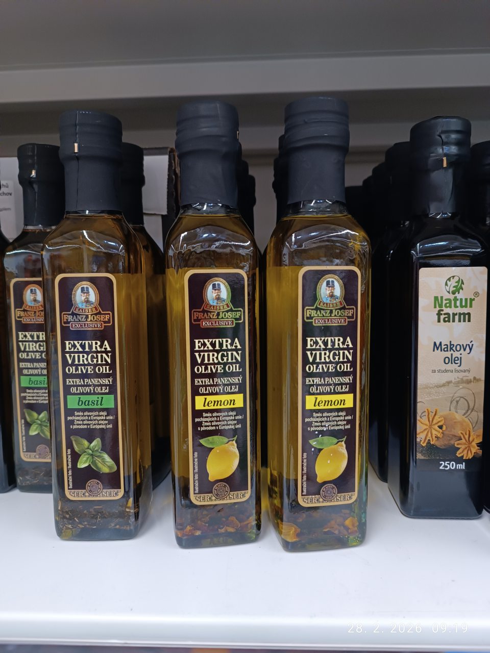  	v ponuke predaja sa nachádzali dva druhy výrobkov: Extra panenský olivový olej s príchuťou bazalky 250 ml v množstve 15 kusov a Extra panenský olivový olej s príchuťou citróna 250 ml v množstve 6 kusov nesprávne označenýc