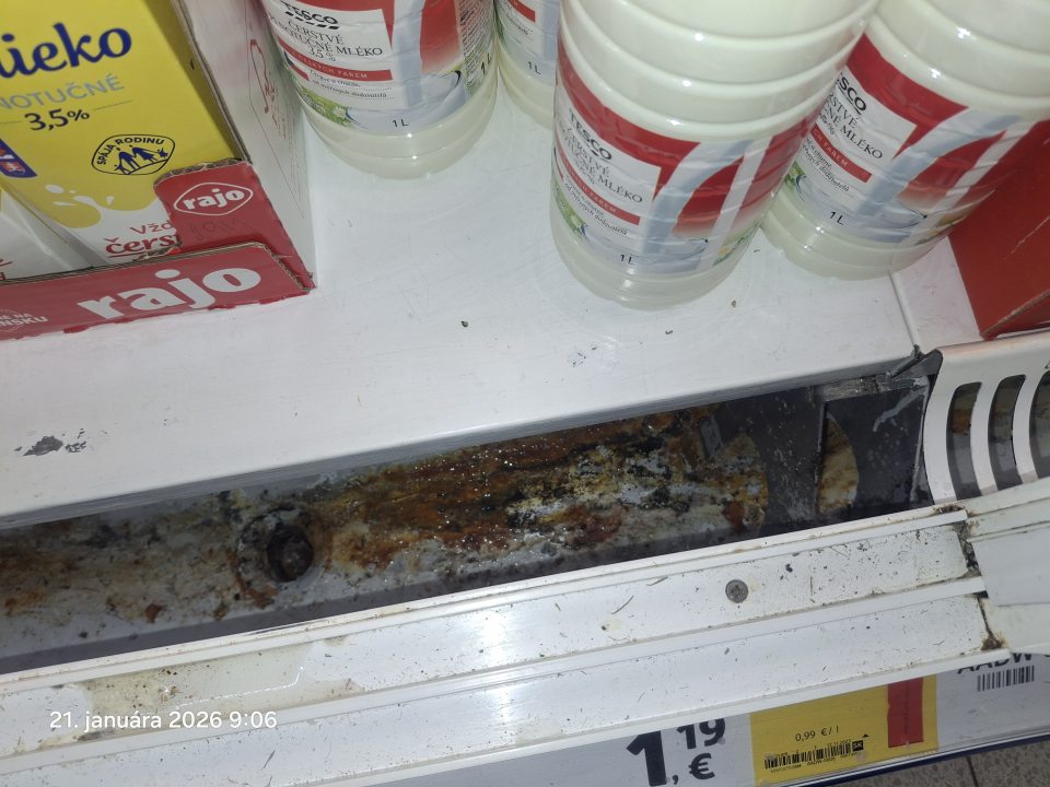 Znečistenie chladiacej vitríny na predajnej ploche pri predaji mlieka v prednej časti pod mriežkou.