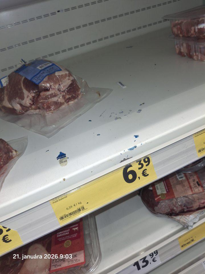 Znečistenie regálu chladiacej vitríny pri predaji mäsa.