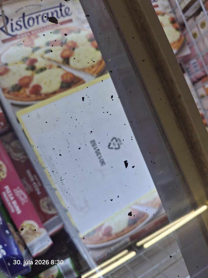 Znečistenie vrchného skla mraziaceho zariadenia na predajnej ploche- vane čiernymi nečistotami. 