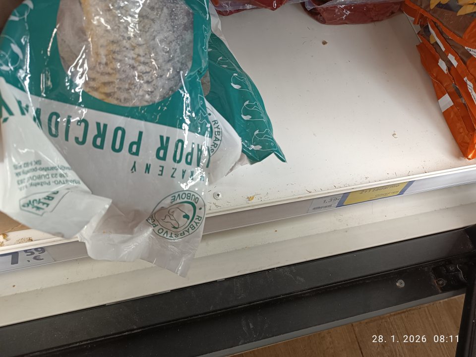 Nevyhovujúci hygienický stav mraziaceho zariadenia na predajnej ploche, v ktorom boli umiestnené hlbokozmrazené produkty rybolovu-znečistenie mechanickými nečistotami.