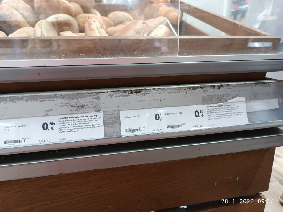 - nevyhovujúci hygienický stav zariadení na predajnej ploche, na ktorom bolo umiestnené pečivo (znečistenie mechanickými nečistotami, kovové lišty-počiatočná korózia