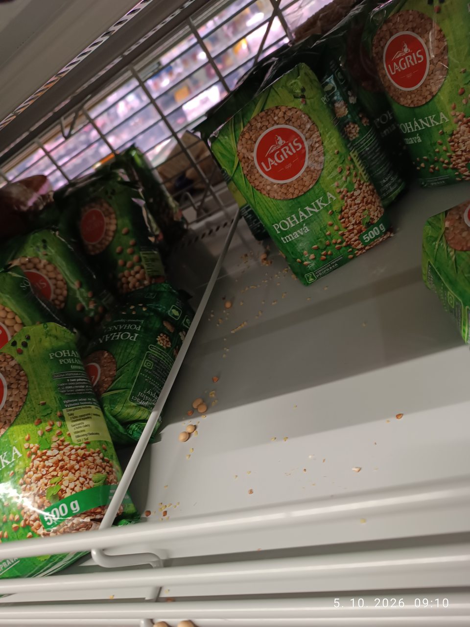 nevyhovujúci stav regálu na predajnej ploche