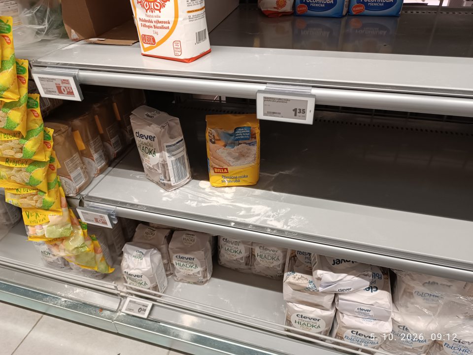 nevyhovujúci stav regálu na predajnej ploche