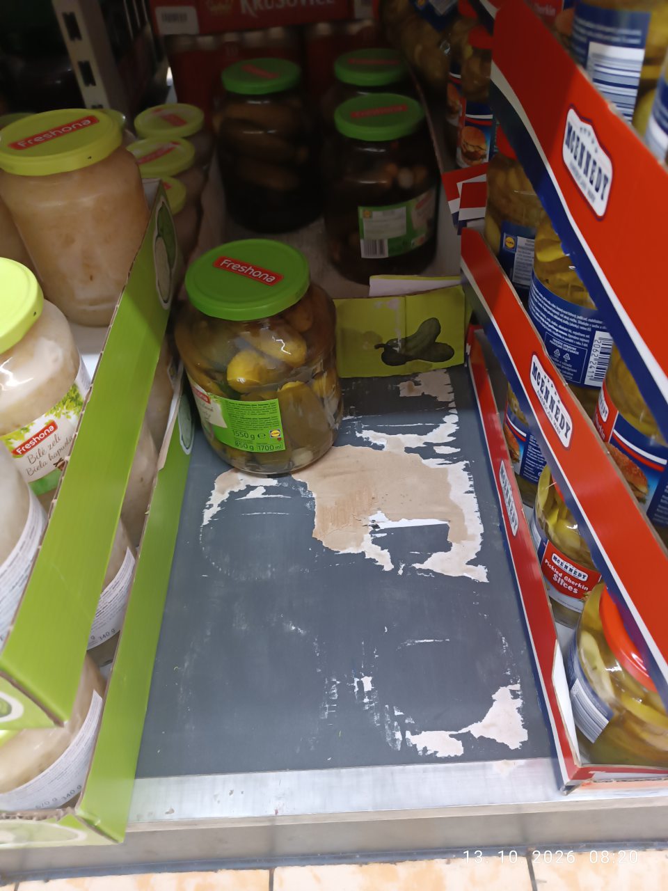 nevyhovujúci stav regálu na predajnej ploche