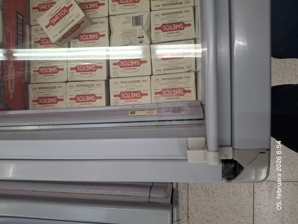 Porušená celistvosť rohu chladiacej vane na predajnej ploche.