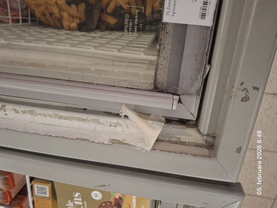 Porušená celistvosť povrchovej úpravy a silné znečistenie prachom mraziaceho zariadenia na hranolky na predajnej ploche. mraziacich vaní na predajnej ploche