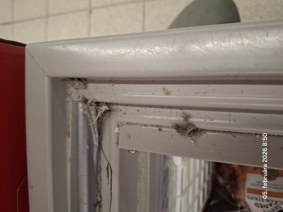 Porušená celistvosť povrchovej úpravy a silné znečistenie prachom mraziaceho zariadenia na "chicken strips" na predajnej ploche. mraziacich vaní na predajnej ploche 