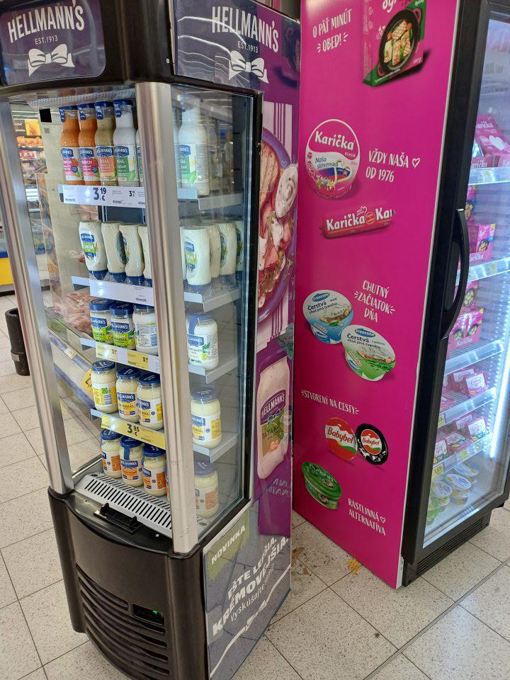 Znečistená podlaha pod chladiarenskou vitrínou na predajni.