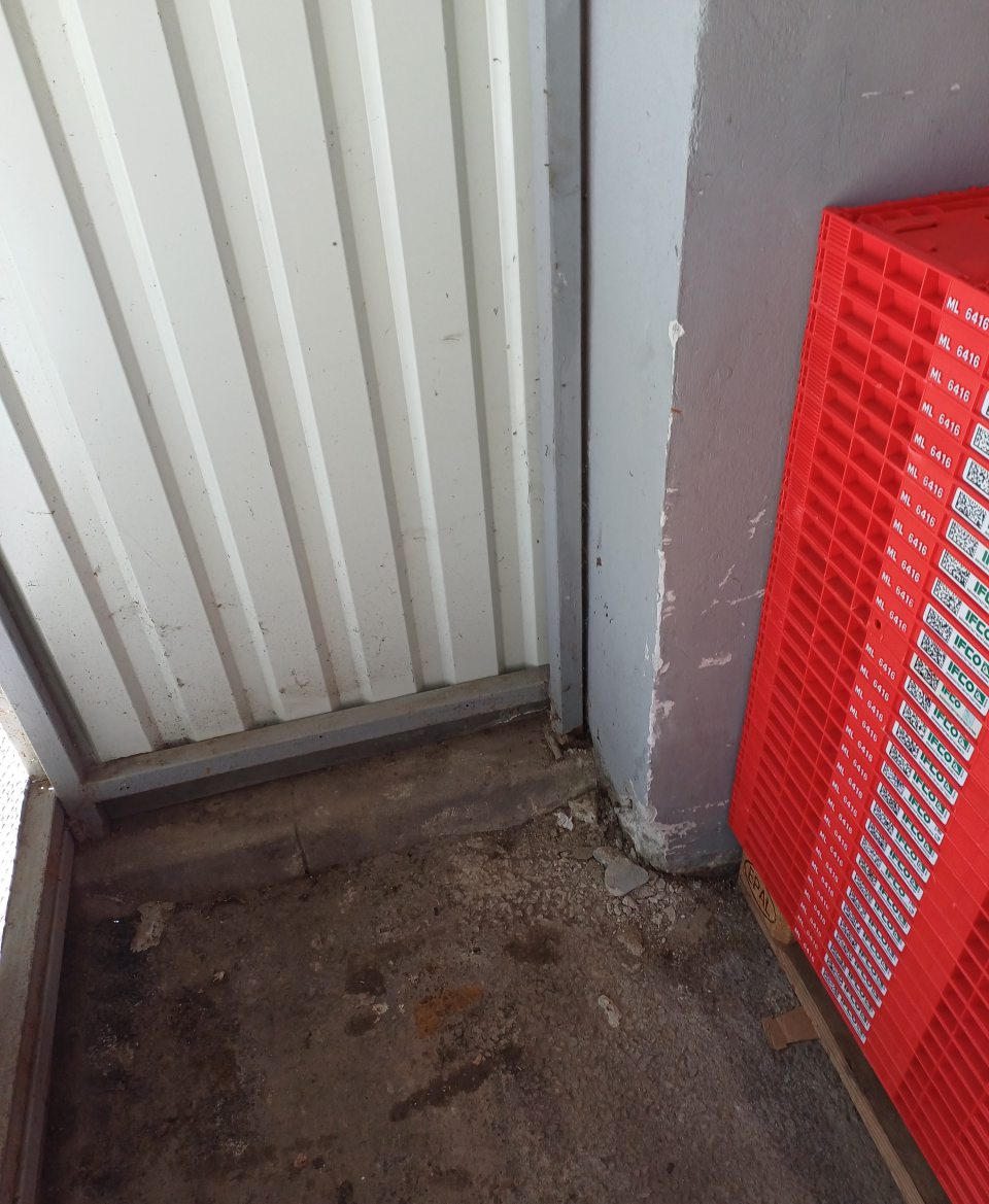 V manipulačnom priestore pre príjem potravín je poškodená omietka stien a znečistená podlaha.
