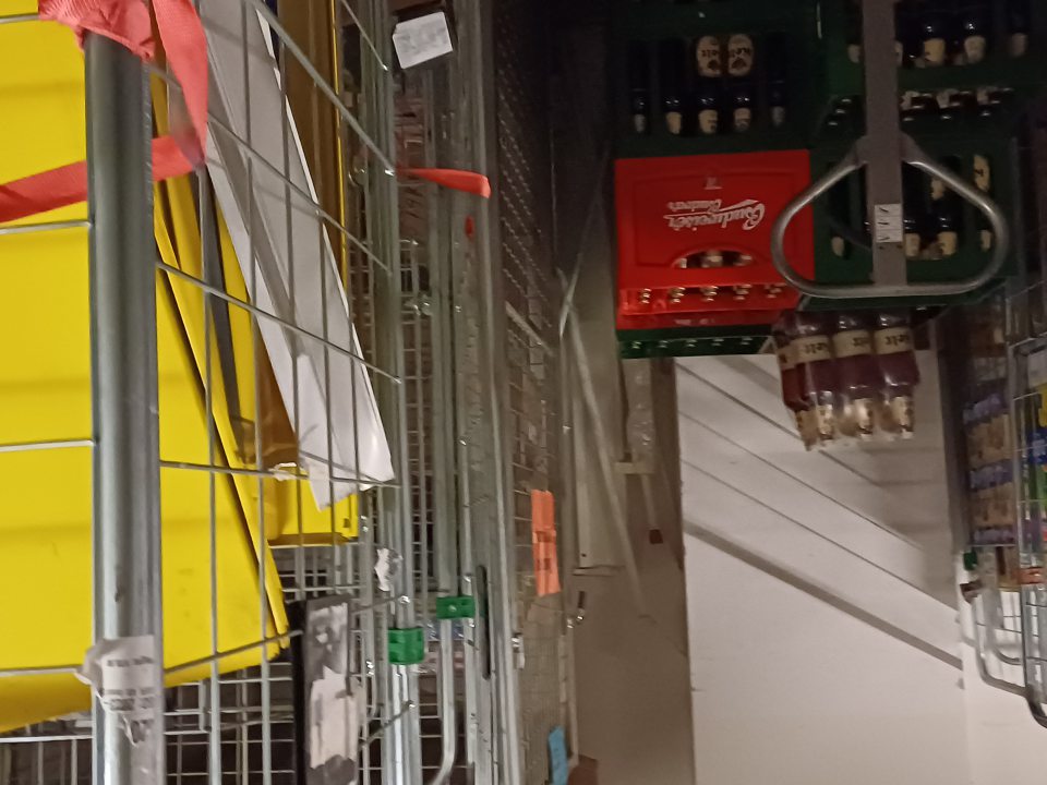 Sklad je preplnený tovarom určeným do predajne, poškodeným , reklamovaným tovarom, vyradenými pomôckami, prázdnymi kartónmi, prepravnými klietkami - bez možnosti riadneho čistenia a dezinfekcie skladu.