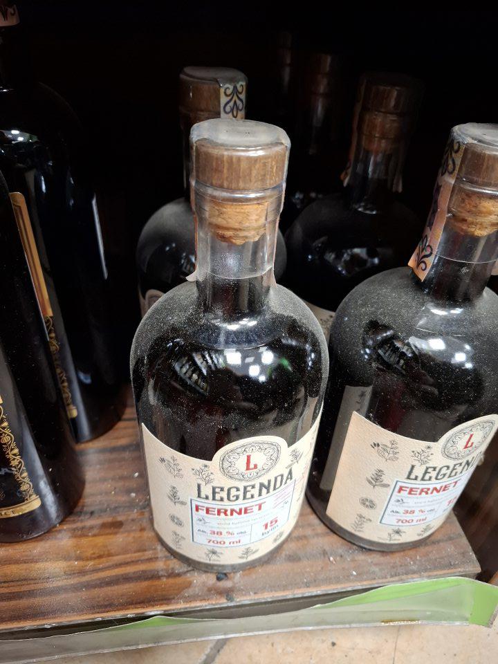 Zaprášené regále na predajne ploche vrátane ponúkaných potravín.