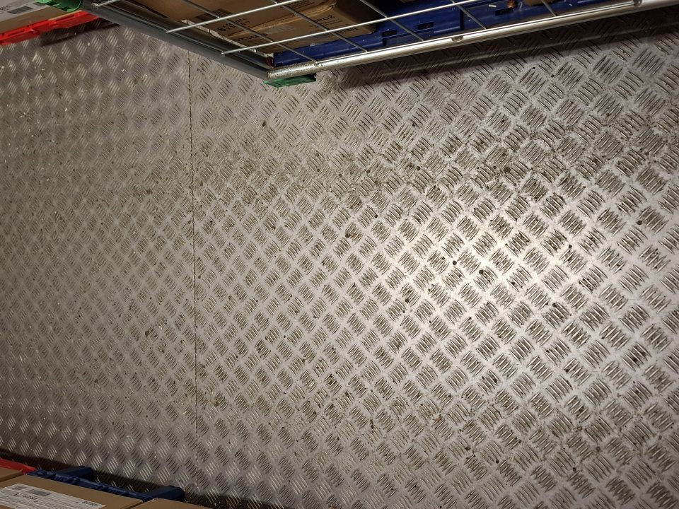 podlaha v mraziacom boxe bola znečistená zvyškami obalového materiálu nečistotami a prachom