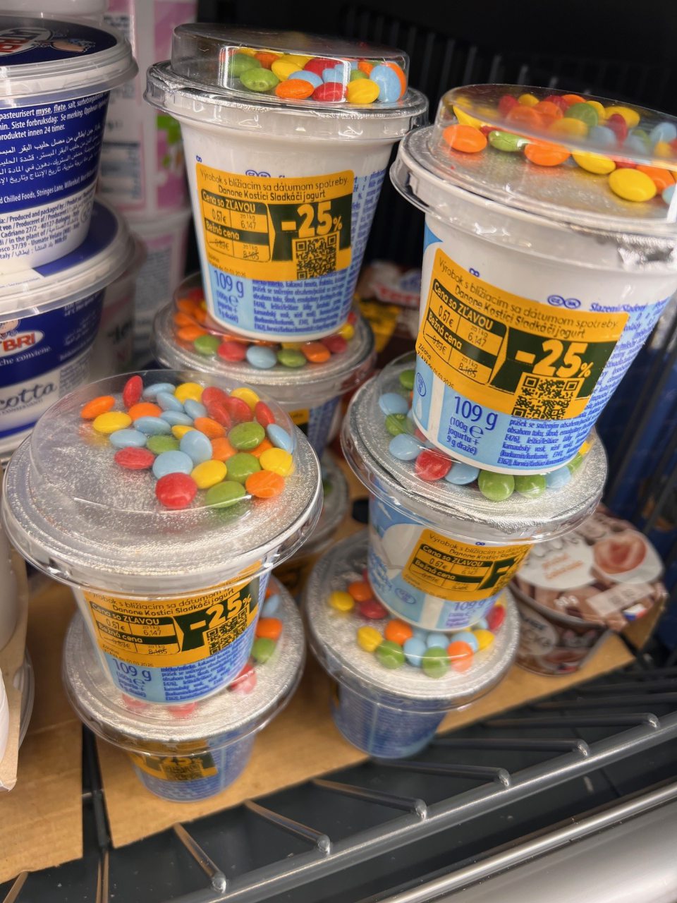 V spodnej časti chladiaceho zariadenia označeného ako „tovar s blížiacim sa ukončením dátumu spotreby“ na predajnej ploche bol umiestňovaný jeden druh výrobku: Kostíci, sladený jogurt s vitamínom D a dražé z mliečnej čokolády 109 g, DS: 01/03/26 v celkovom množstve 8 kusov a celkovej cene 5,36 eur, u ktorého boli údaje o názve a zložení prelepené etiketou označujúcou zľavu.