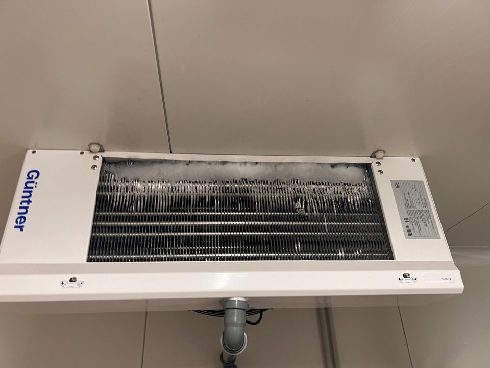 V chladenom sklade mäsa na chladiarenskom agregáte zistená prítomnosť námrazy.