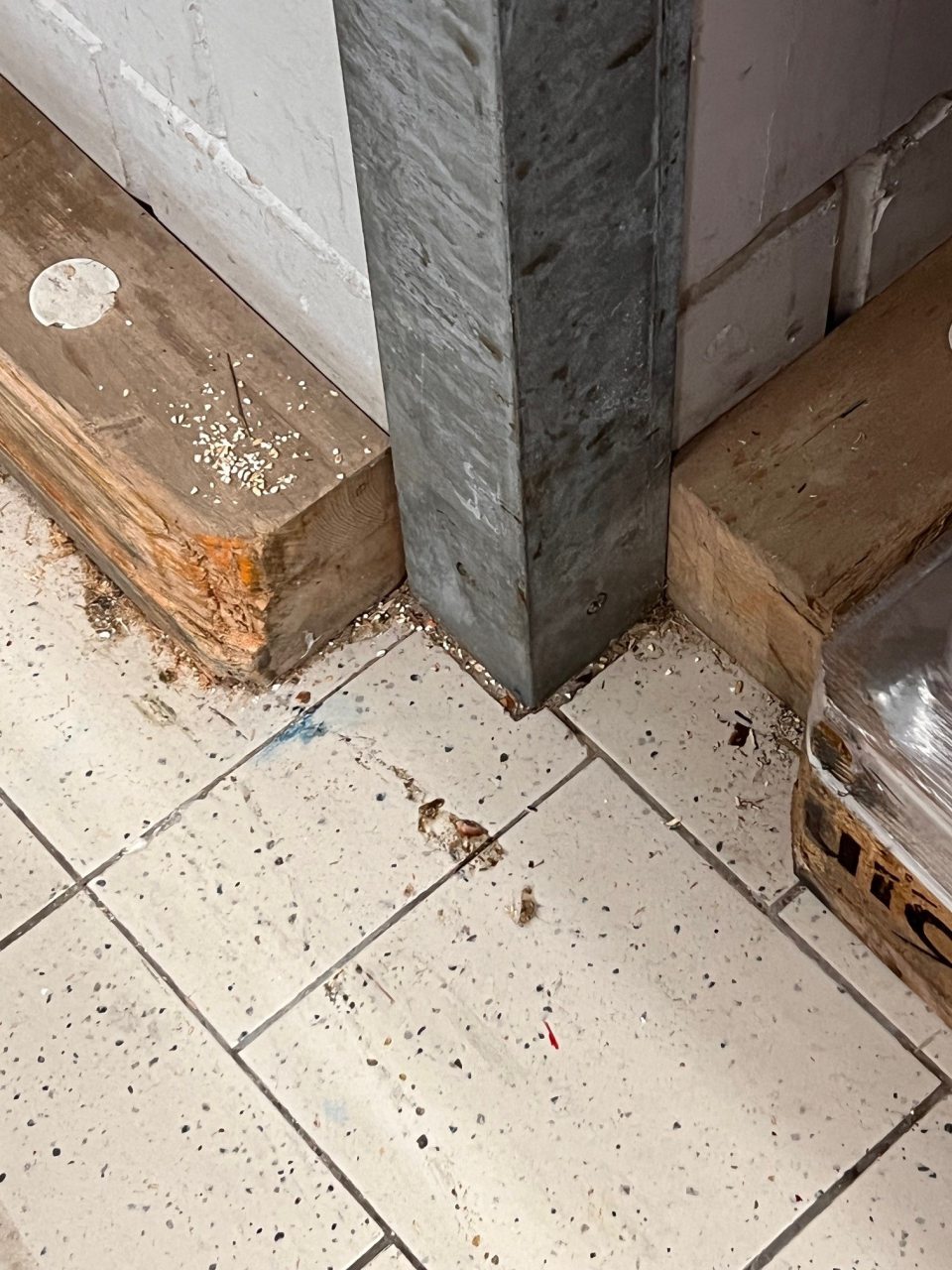 V priestore suchého skladu poškodenie okrajových drevených zábran v tomto sklade.