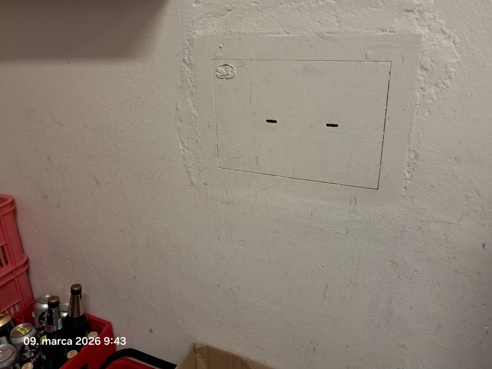 Znečistená stena v sklade.