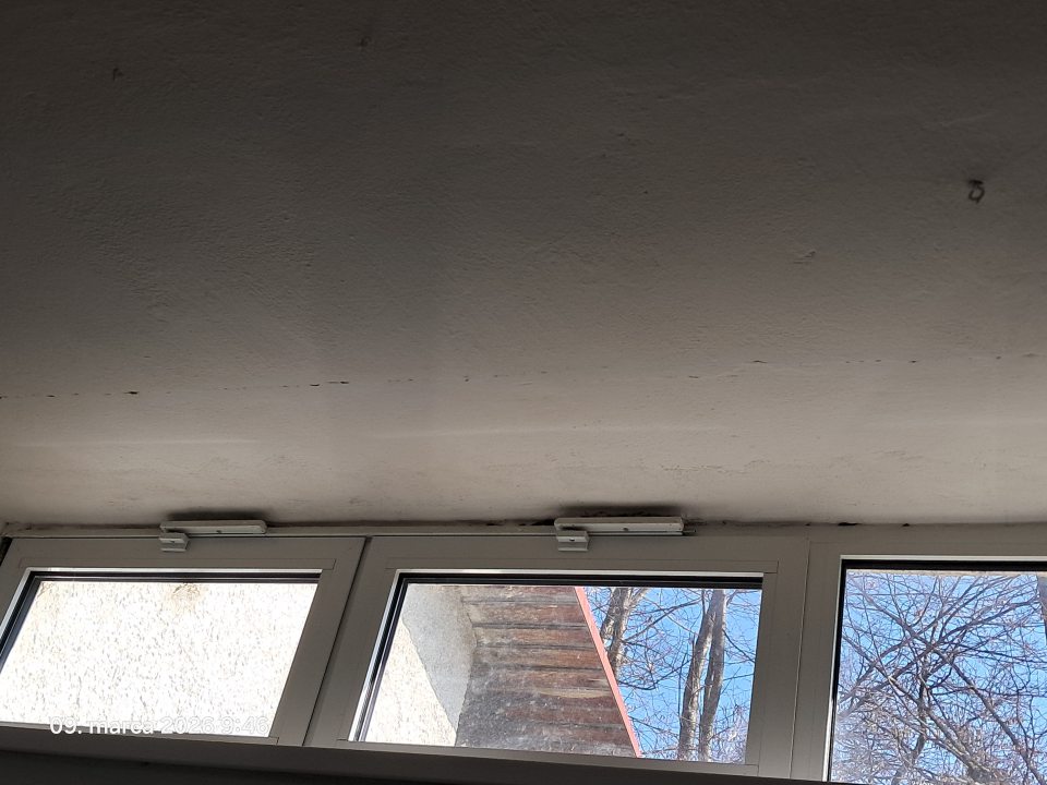 Poškodený strop a omietka na predajnej ploche.