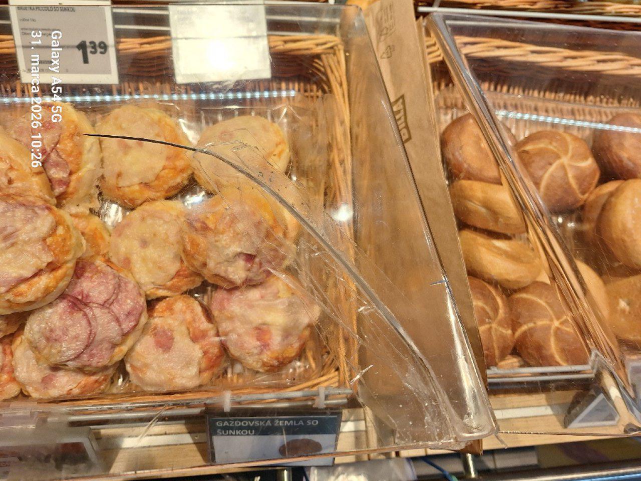 na technických zariadeniach na vystavovanie dopekaného pečiva sa nachádzali poškodené, prasknuté PVC kryty