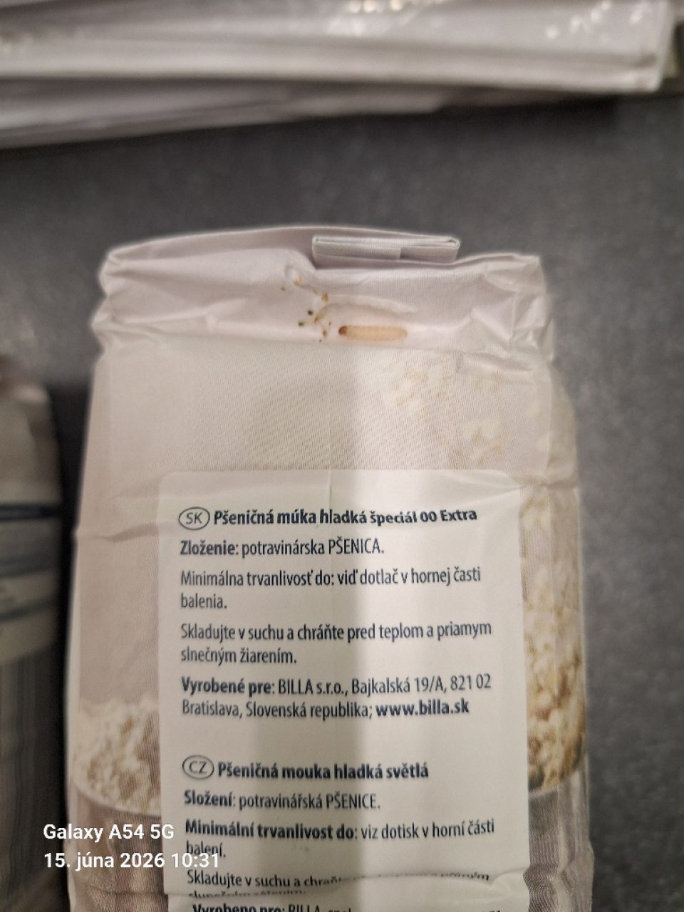Výskyt živých škodcov a rôznych druhov ich vývojových štádií - mole.