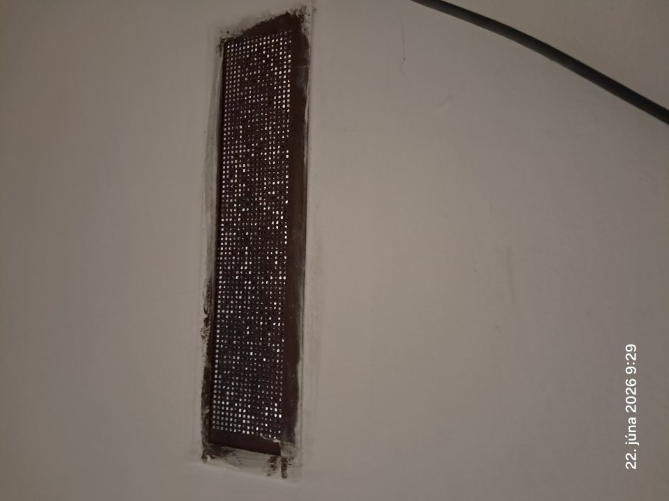 Znečistené ochranné sito v prípravovni mäsa a mäsových výrobkov.