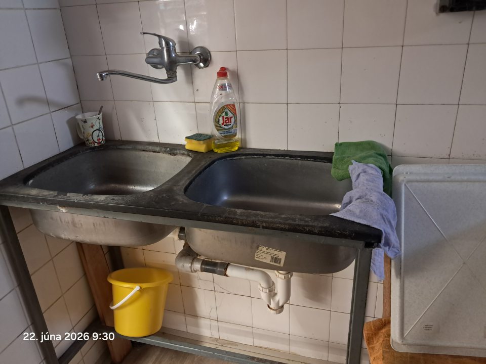 Zlý technický a hygienický stav drezu a jeho konštrukcie.
