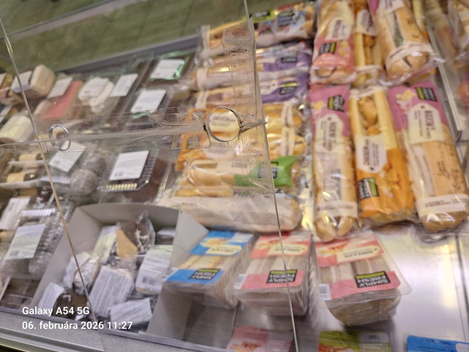 zlý technický stav PVC posuvného krytu (prasknutý kryt) na chladiacej vitríne predajne