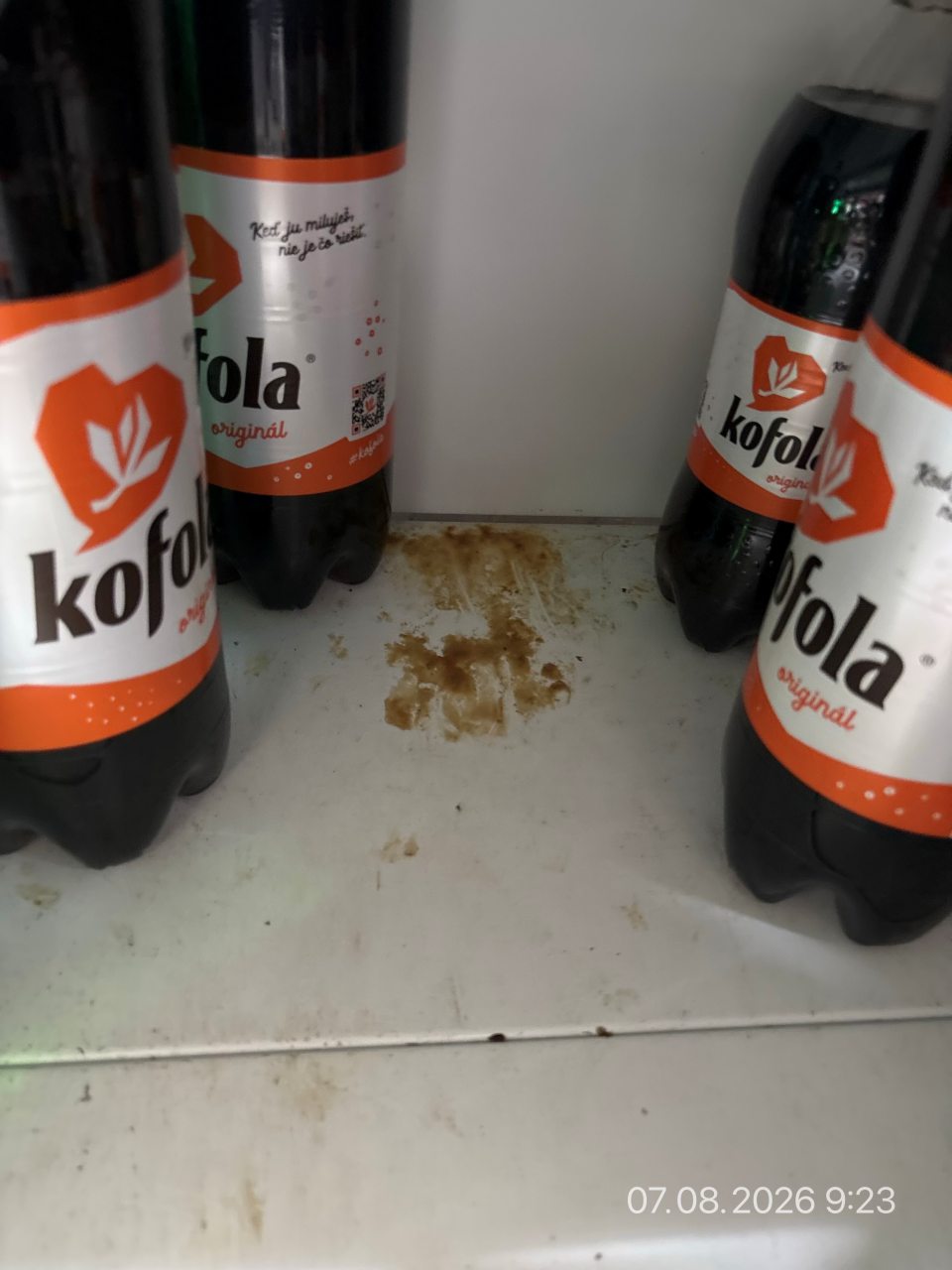 Na predajnej ploche nečistená ložná plocha regálu.