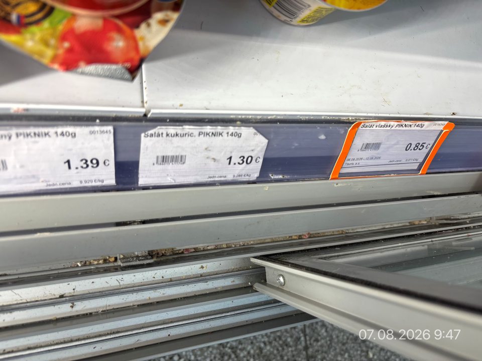 Na predajnej ploche v chladiacej vitríne nečistoty v posuvných lištách.