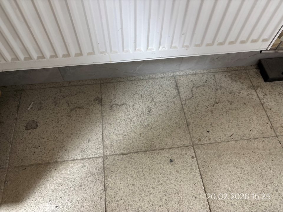 Nevyhovujúci hygienický stav podlahy v zázemí predajne - chuchvalce prachu