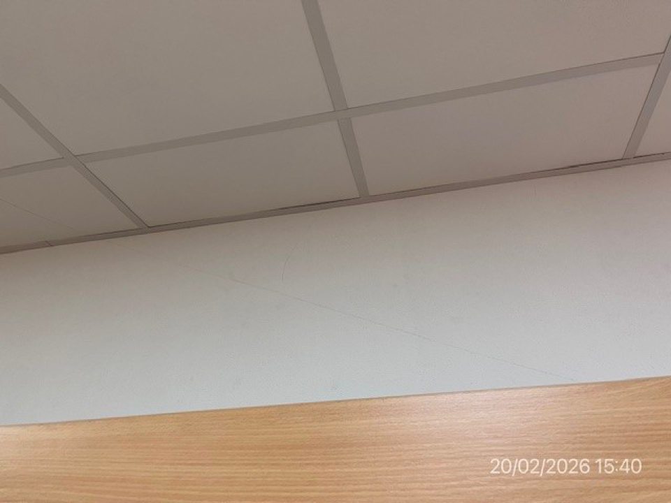 Nevyhovujúci hygienický stav stien - pavučiny na viacerých miestach na predajnej ploche