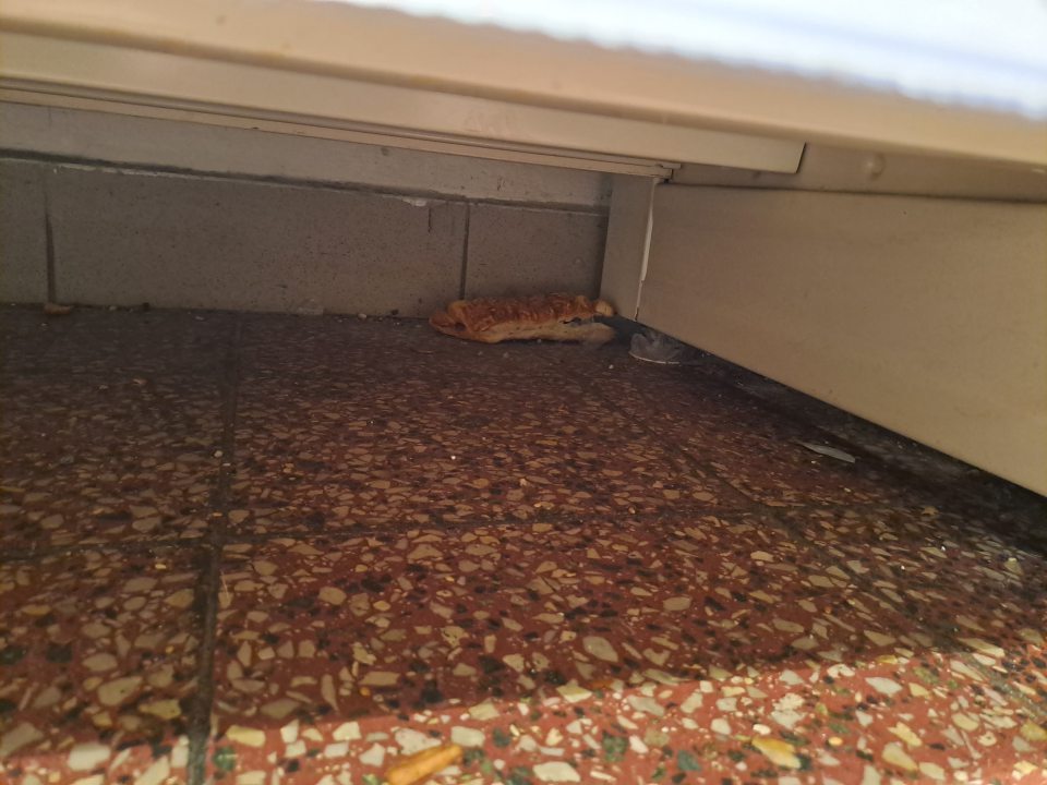 Znečistená podlaha pod regálmi. 