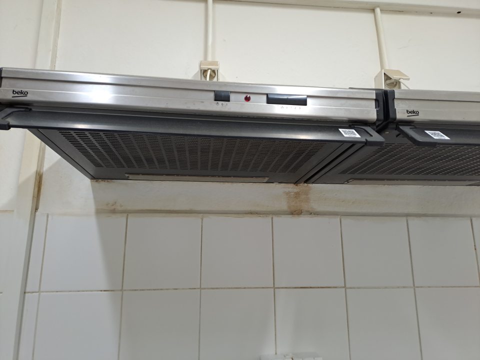 Znečistená stena pod digestorom v dopeku