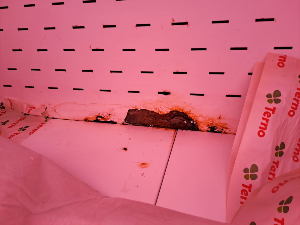 Nečistoty v mraziacom boxe