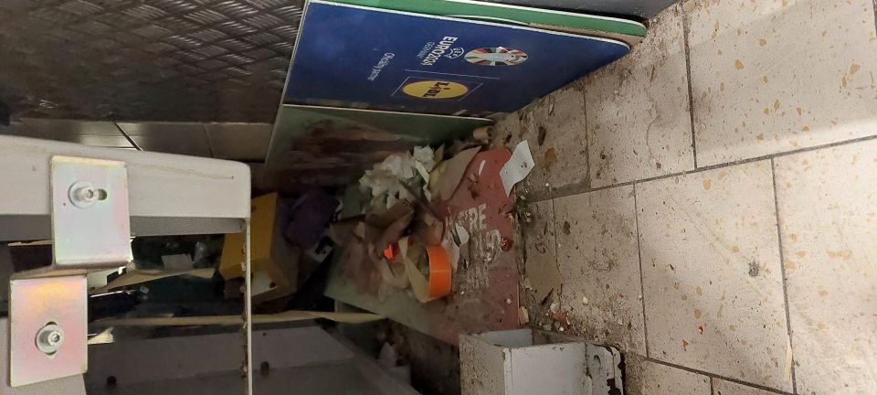 Hrubé nečistoty na podlahe pri lisovacom stroji.