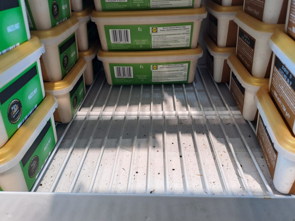 Nevyčistená ložná plocha mraziaceho zariadenia