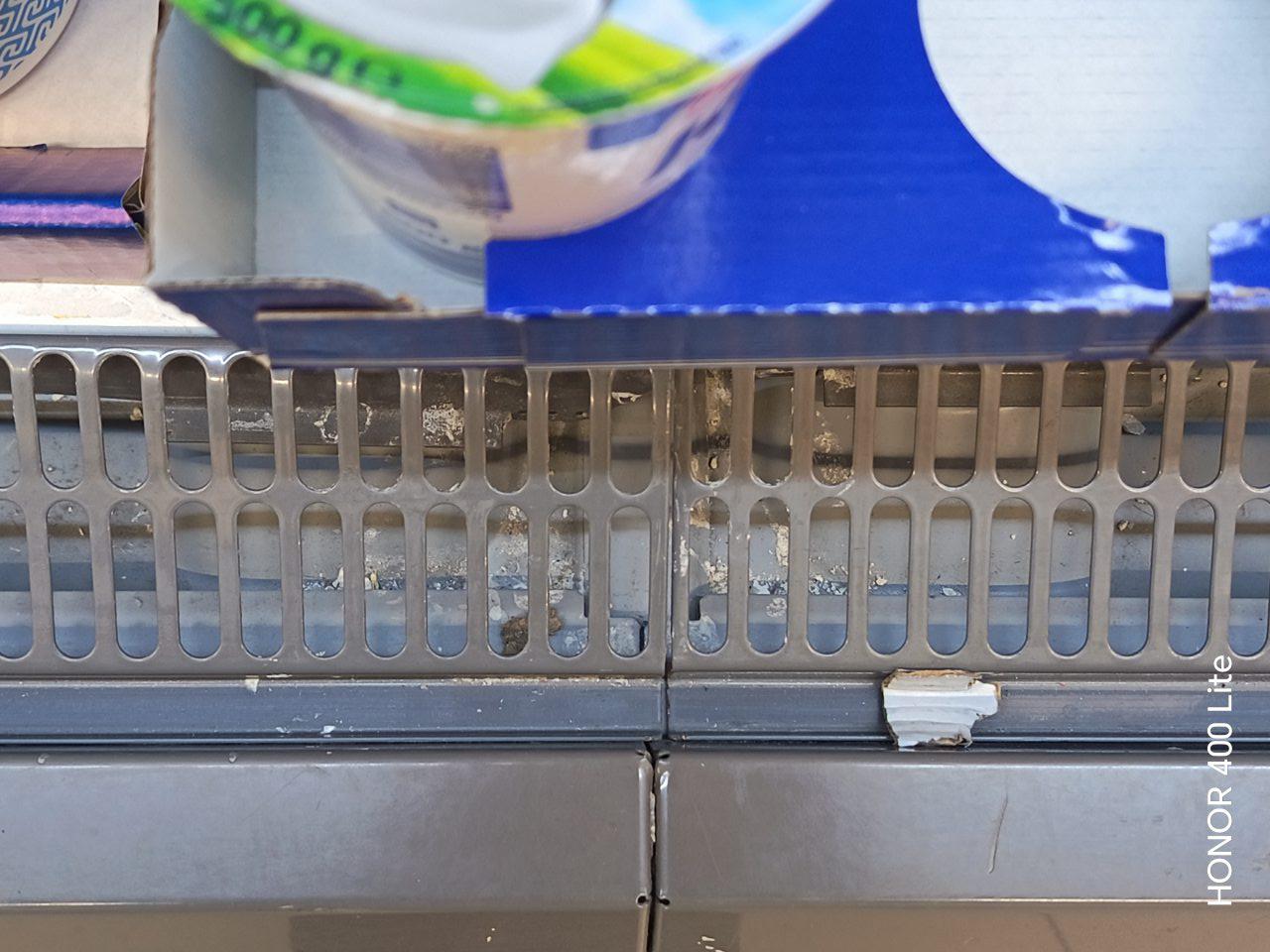 Hrubé nečistoty pod mriežkami v chlad. zariadení