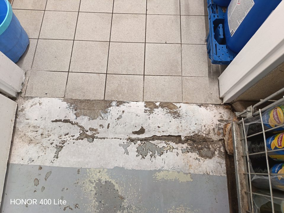 Poškodená podlaha na viacerých miestach v sklade