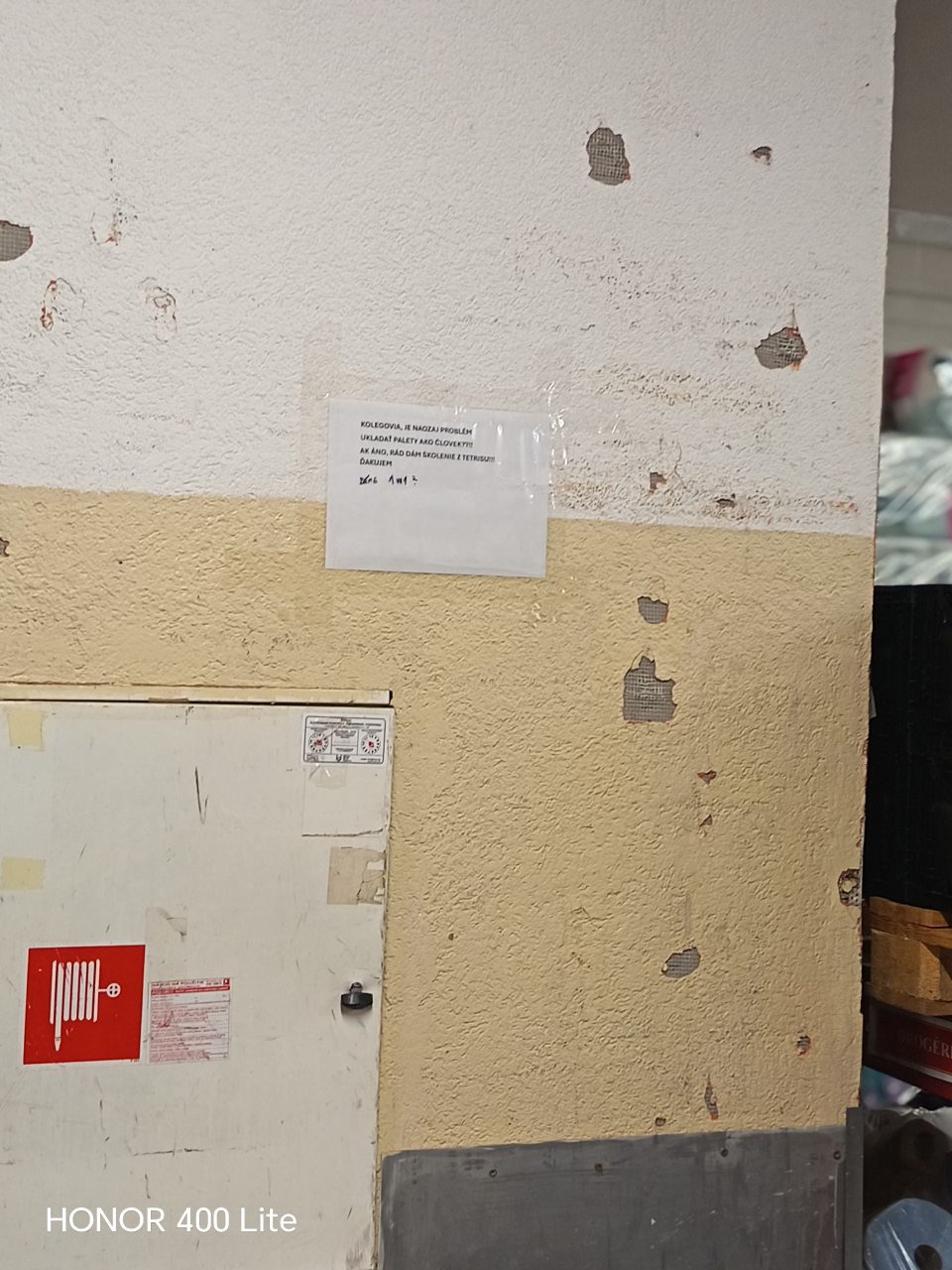 Poškodená omietka na viacerých miestach v sklade