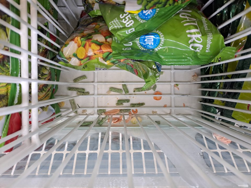 Hrubé nečistoty v mraziacom boxe. 