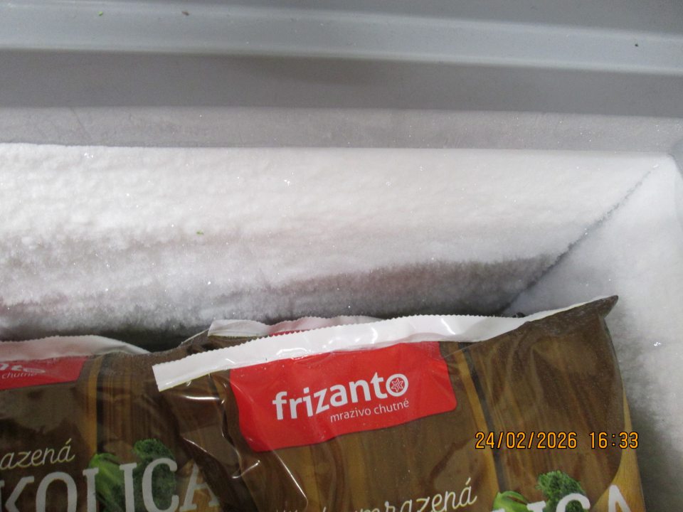 -	mraziace zariadenie slúžiace na uskladnenie hlbokozmrazených pekárskych výrobkov, hlbokozmrazenej zeleniny, pizze a pirohov – zistený výskyt hrubej vrstvy námrazy pozdĺž celého obvodu vnútorných stien mraziaceho zariadenia o hrúbke cca 3 – 4 cm