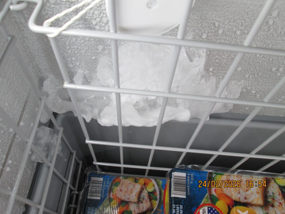 -	mraziace zariadenie slúžiace na uskladnenie hlbokozmrazených výrobkov ( ryby ) - výskyt hrubej vrstvy námrazy na dvoch miestach vnútornej steny mraziaceho zariadenia o hrúbke cca 4 – 5 cm, a veľkosti cca. 30 cm x 15 cm a zistený výskyt vlasov v námraze