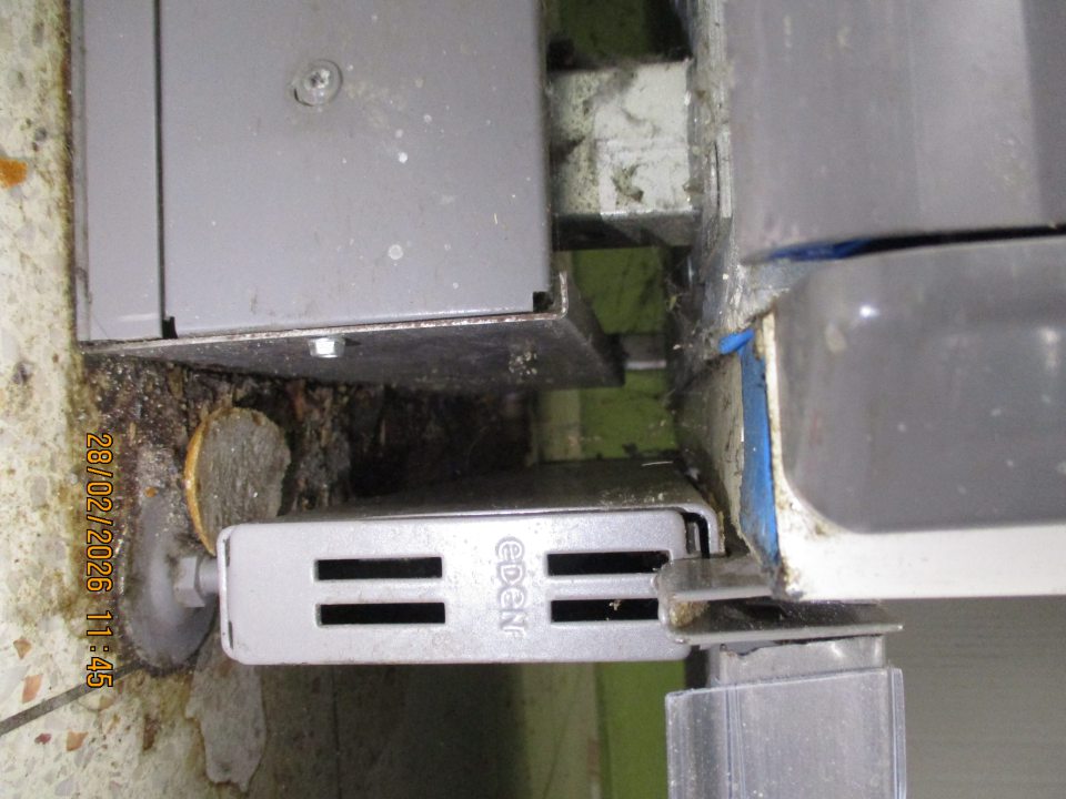 Na predajnej ploche pod krájačom na pekárske výrobky na podlahe v rozsahu cca 1 m x 1 m - zistený výskyt hrubej vrstvy prachu, nečistôt, rozliatej zaschnutej tekutiny neznámeho pôvodu, zvyškov z pekárskych výrobkov a kúskov pekárskych výrobkov.
