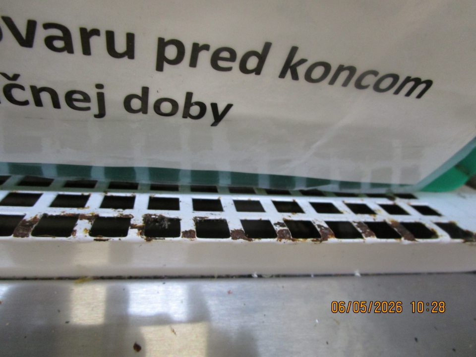 na predajnej ploche v chladiacich zariadeniach s uskladnenými mliečnymi výrobkami pre konečného spotrebiteľa vpredu hrdzavá mriežka na 3 miestach v rozsahu cca 2cm x 3 cm a 20 cm x 3 cm a výskyt plesne a nečistôt