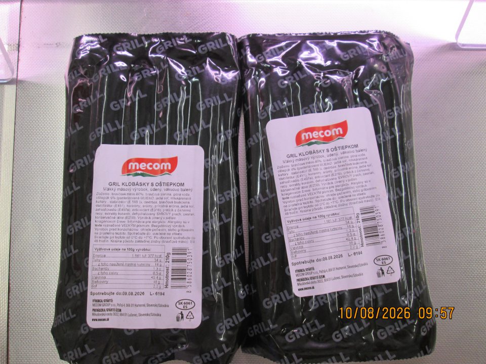Gril klobásky s oštiepkom 210 g, v celkovom počte 2 ks, v celkovom množstve 0,420 kg, v celkovej cene 5,98 Eur (cena 2,99 Eur/ks), Spotrebujte do: 09.08.2026. Výrobca: MECOM GROUP s.r.o., Poľná 4, 066 01 Humenné
