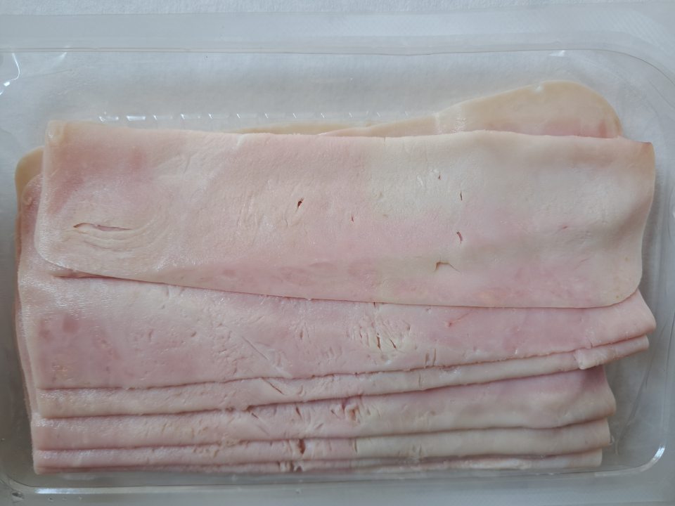 Nevyhovujúce laboratórne analýzy - senzorické výšetrenie. Vzorka nie je v súlade s oddielom 4, článok 14, Požiadavky na bezpečnosť potravín bod 5. Nariadenia EP a Rady , ktorým sa stanovujú všeobecné zásady a požiadavky potravinového práva. Bravčová šunka špeciál, krájaná TESCO-senzorické znaky-vôňa/pach- jemne nakyslý, po začínajúcom mikrobiálnom rozklade, farba ružová so šedozelenými pruhmi