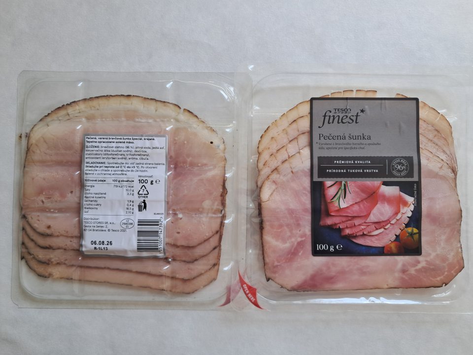 Nevyhovujúce laboratórne analýzy - senzorické výšetrenie. Vzorka nie je v súlade s oddielom 4, článok 14, Požiadavky na bezpečnosť potravín bod 5. Nariadenia EP a Rady , ktorým sa stanovujú všeobecné zásady a požiadavky potravinového práva. Pečená, varená bravčová šunka špeciál, krájaná TESCO FINEST-senzorické znaky-vôňa/pach-intenzívny, po ozačinajúcom rozklade, farba šedoružová, miestami šedozelená, povrch zmenený, lepkaý, jemne osliznutý, prítomnosť cudzíchprímesí- modrý plast